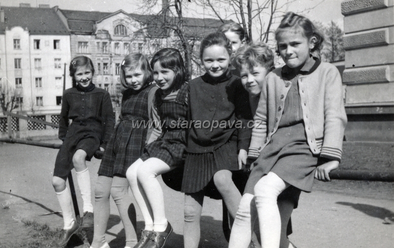 zameckyokruh (12).jpg - Děti přibližně v místech kde bude cca za 20 let postaven dnešní bazén. V pozadí vydíme zástavbu na Zámeckém okruhu. Foto z roku 1958.